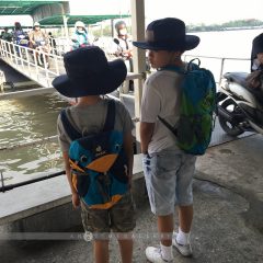 รอลงเรือที่ท่าน้ำวัดบางนานอก