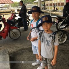 รอลงเรือที่ท่าน้ำวัดบางนานอก