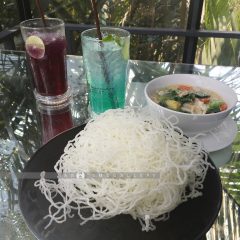 ราดหน้าหมี่กรอบ Bangkok Tree House
